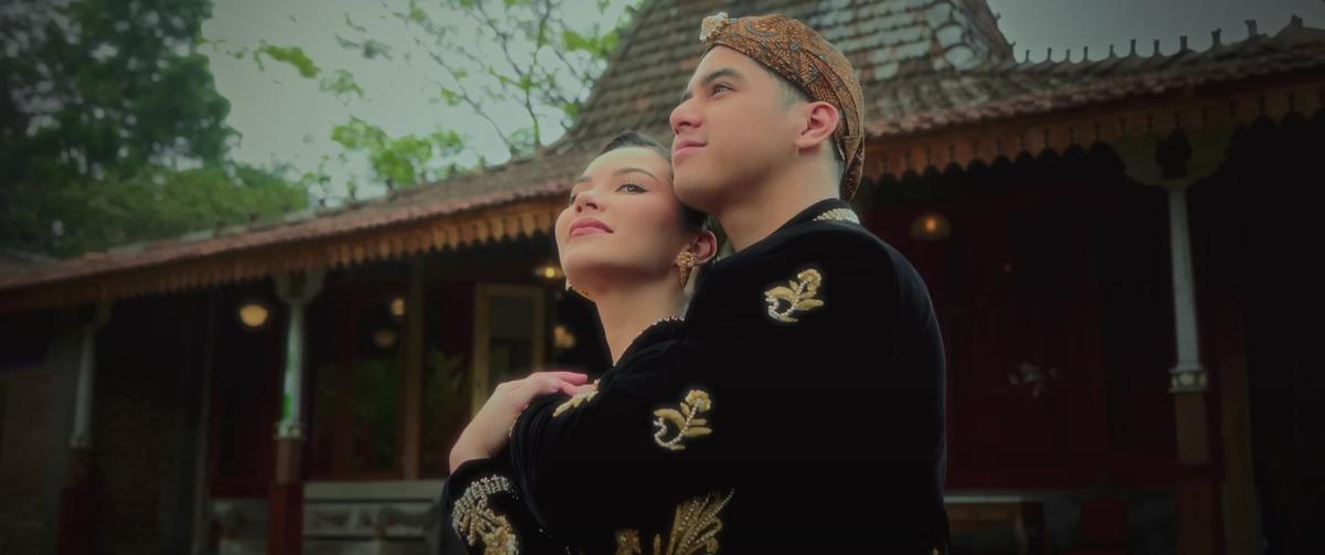 Potret Alyssa Daguisse dan Al Ghazali Pakai Baju Adat Jawa di Video Klip Terbaru Dewa 19