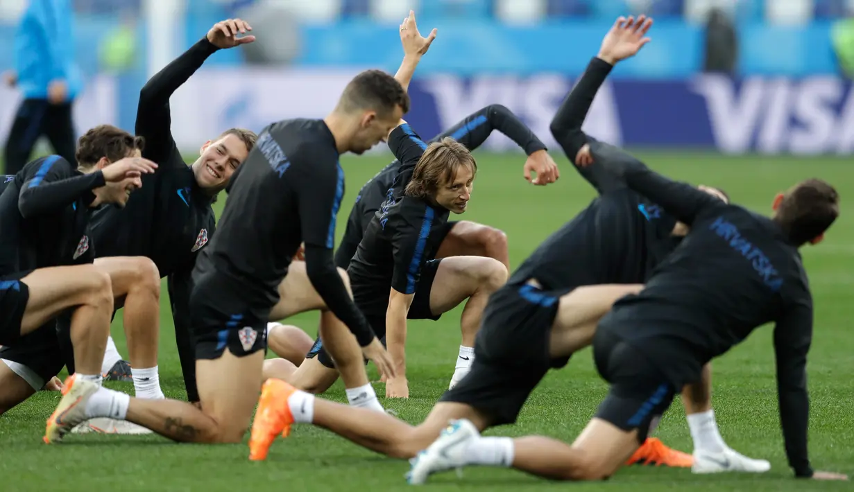 Para pemain Kroasia melakukan pemanasan saat mengikuti latihan jelang  melawan Argentina pada lanjutan grup D Piala Dunia 2018 di stadion Nizhny Novgorod di Nizhny Novgorod, Rusia, (20/6). (AP Photo / Petr David Josek)