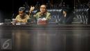 Ketua MPR Zulkifli Hasan (tengah) bersama Kepala Biro Persidangan MPR Muhammad Rizal  (kiri) dan Ketua Dewan Pembina Kontras Suciwati saat kegiatan Sosialisasi Empat Pilar di Gedung Nusantara V DPR RI, Jakarta, Jumat (13/11) (Liputan6.com/Johan Tallo)