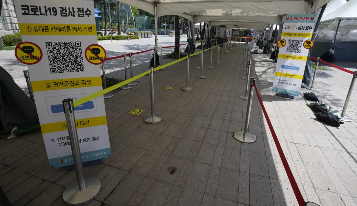 Pusat pengujian COVID-19 sementara terlihat kosong di Seoul, Korea Selatan, Jumat (15/4/2022). Korea Selatan atau Korsel akan menghapus sebagian besar pembatasan pandemi covid-19, termasuk batas berkumpul di dalam ruangan, mulai 18 April 2022. (AP Photo/Ahn Young-joon)