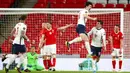 Pemain Inggris Harry Maguire (tengah) melakukan selebrasi usai mencetak gol ke gawang Polandia pada pertandingan Grup I kualifikasi Piala Dunia 2022 di Stadion Wembley, London, Inggris, Rabu (31/3/2021). Inggris menang dengan skor 2-1. (Catherine Ivill, Pool via AP)