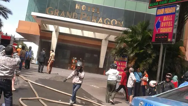 Hotel Paragon terbakar.