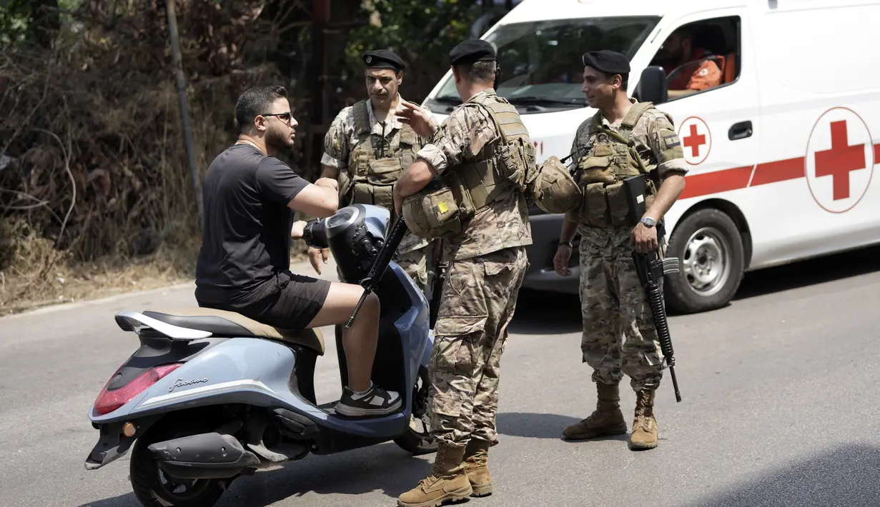 Kedutaan besar AS di Beirut mengatakan bahwa staf dan fasilitasnya dalam keadaan aman setelah muncul laporan mengenai tembakan di dekat pintu masuk kedutaan. (AP Photo/Bilal Hussein)