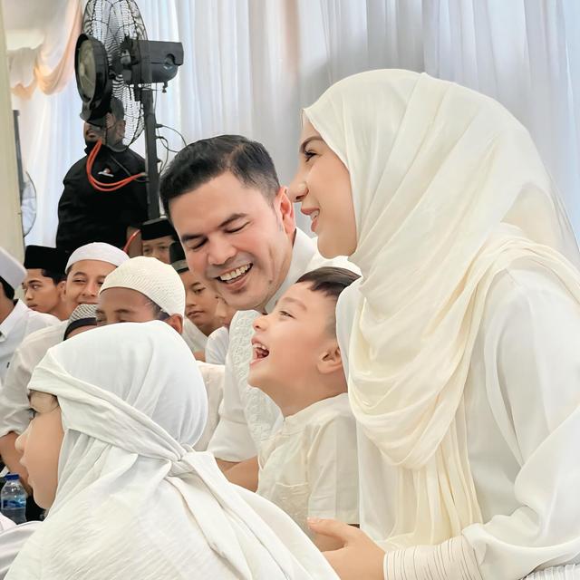 6 Potret Kedekatan Haldy Sabri dan Anak Irish Bella di Momen Tasyakuran Rumah Baru