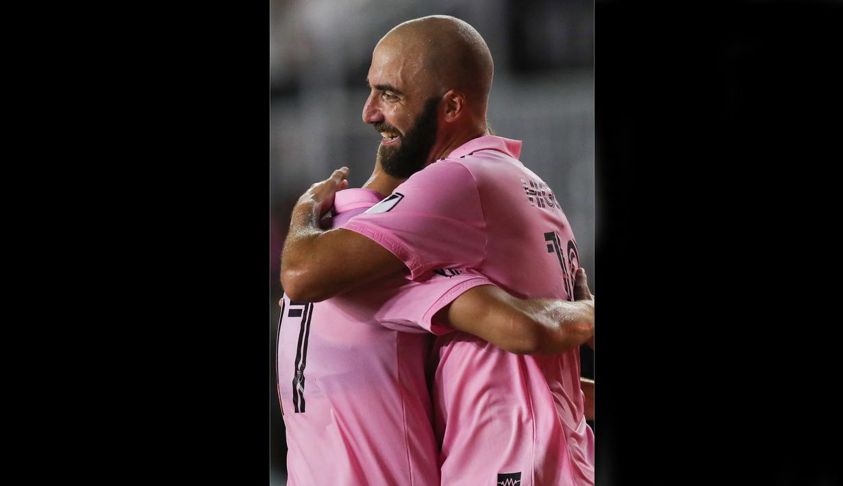 Gonzalo Higuain mengumumkan pensiun dari lapangan hijau pada bulan Oktober lalu. Dia menutup kariernya di klub MLS Inter Miami. Higuain memulai karier sepak bola bersama River Plate. Striker Argentina tersebut kemudian pindah dan membesarkan namanya ke Eropa dengan bermain untuk Real Madrid. (AFP/Getty Images/Lauren Sopourn)