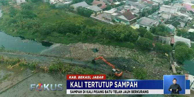 Petugas Angkut 2 Ribu Ton Sampah dari Kali Pisang Batu Bekasi