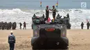 Panglima TNI Marsekal Hadi Tjahjanto (kiri) pose bareng Komandan Korps Marinir Mayor Jenderal TNI (Mar) Bambang Suswantono di Pantai Nganteb, Malang, Jawa Timur, Kamis (22/2). Hadi menjadi warga kehormatan Korps Marinir. (Liputan6.com/HO/Marinir TNI-AL)