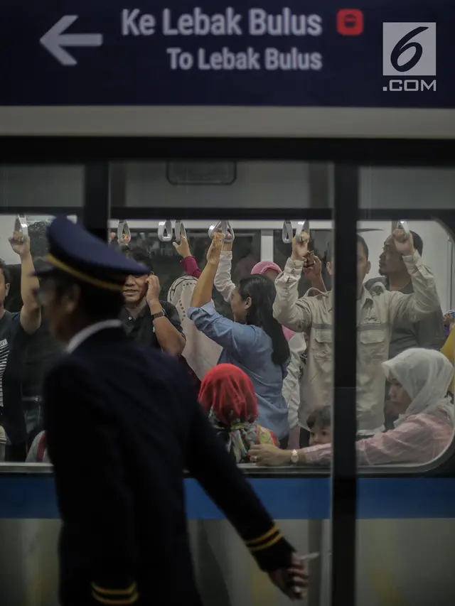 Antusiasme Warga Naik MRT Jakarta