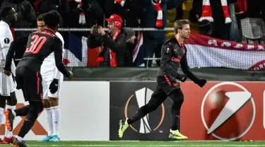 Pemain Arsenal, Nacho Monreal berselebrasi setelah mencetak gol ke gawang Ostersunds pada laga leg pertama babak 32 besar Liga Europa di Jamtkraft Arena, Jumat (16/2). Arsenal meraih kemenangan mudah 3-0. (Robert Henriksson/TT News Agency via AP)