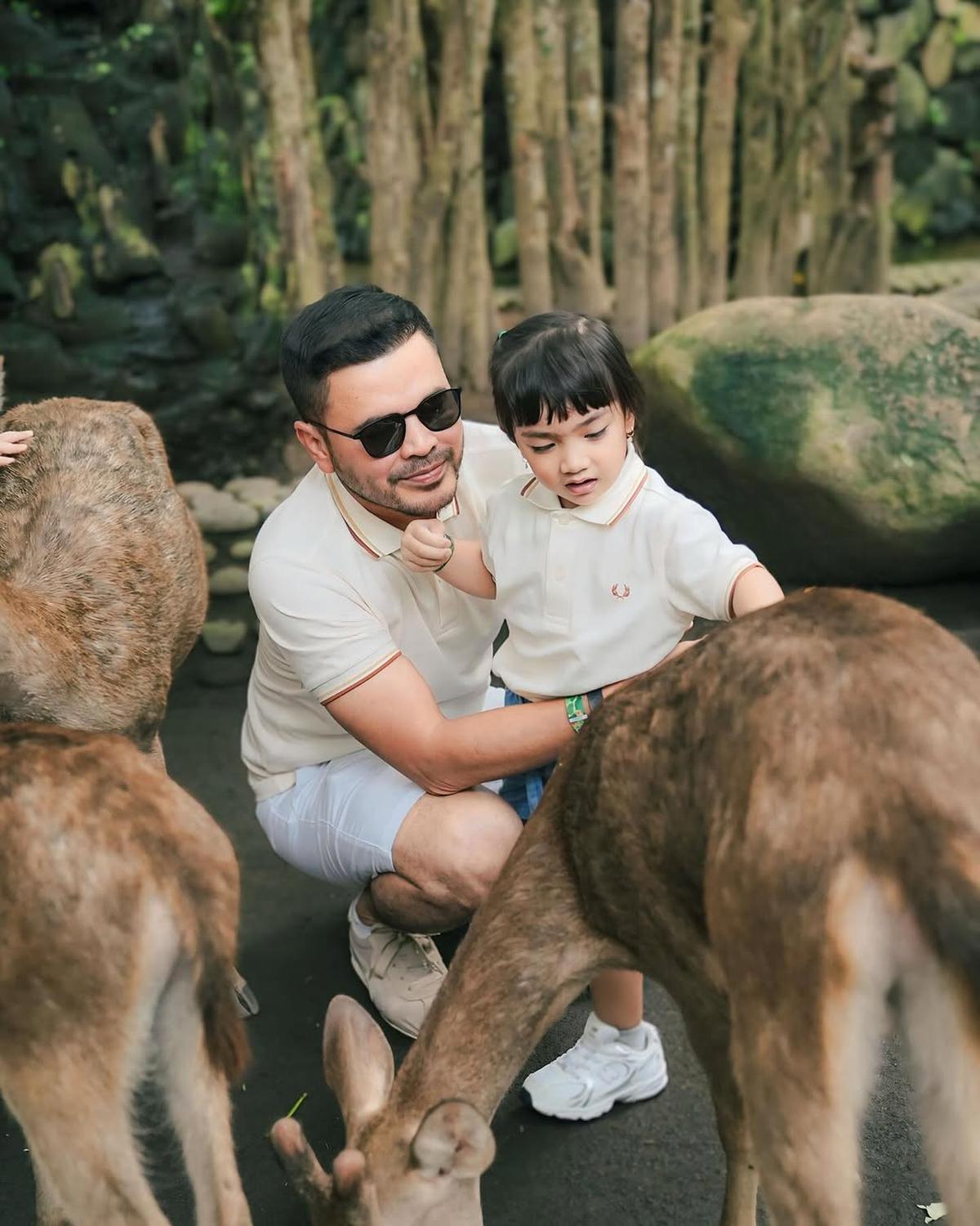 Potret Irish Bella dan Haldy Sabri Ajak Anak Liburan di Bali, Seru Interaksi dengan Hewan di Kebun Binatang