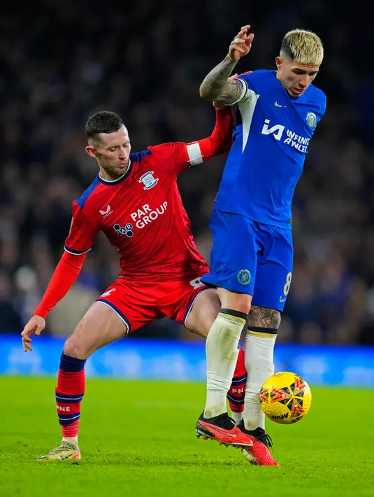 Chelsea akhirnya bisa memecah kebuntuan pada menit 58. Penyerang Armando Broja menjebol gawang Preston lewat sundulan meneruskan umpan silang bek kanan Malo Gusto. (AP Photo/Kirsty Wigglesworth)