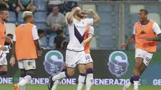 Gelandang Fiorentina, Riccardo Saponara (tengah) berselebrasi setelah mencetak gol ke gawang Sassuolo dalam laga ke-38 atau laga terakhir Liga Serie A Italia di stadion "Mapei" di Reggio Emilia, Italia, Jumat, 3 Juni 2023. (Michele Nucci/LaPresse via AP)