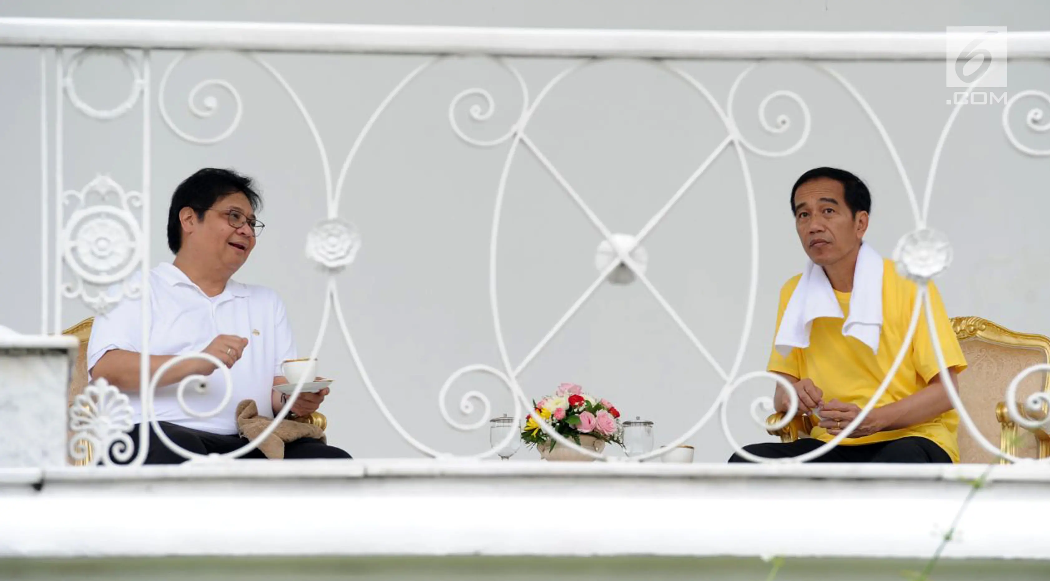 Presiden Jokowi (kanan) berbincang bersama Menteri Perindustrian Airlangga Hartarto usai olahraga bersama di Istana Bogor, Sabtu (24/3). Keduanya berbincang mengenai beberapa isu nasional dan tentang cawapres. (Liputan6.com/Pool/Biro Pers Setpres)