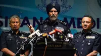 Kepala Divisi Kejahatan Komersial (CCID) Kepolisian Diraja Malaysia (PDRM), Amar Singh (tengah) (Manan Vatsyayana / AFP PHOTO via Channel News Asia)