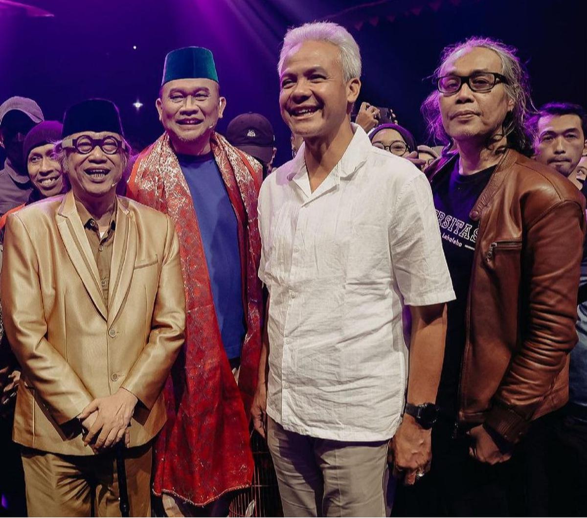 Ganjar lantas berkelakar jika dirinya juga akan mendapat banyak laporan. Kendati demikian, dia tak mempersoalkan hal tersebut.
