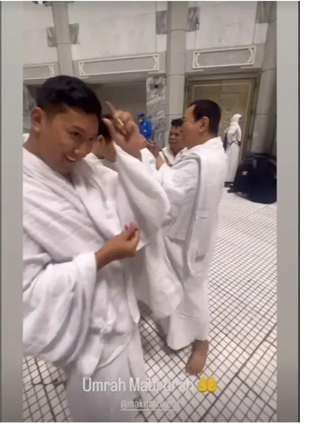 6 Momen Tommy Soeharto Potong Rambut Darma Mangkuluhur saat Umrah, Penuh Kehangatan