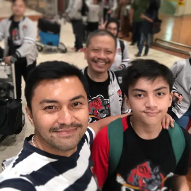 7 Potret Anjasmara dan Putra Bungsunya, Mirip Kakak Adik