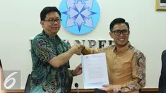 Eko Patrio menerima lampiran riset hasil penyelidikan dewan pres yang menyatakan tujuh media yang diadukan Eko ke Bareskrim tidak terdaftar, Jakarta, Rabu (21/12). (Liputan6.com/Herman Zakharia)