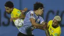 Bek Brasil, Marquinhos, berebut bola dengan penyerang Uruguay, Darwin Nunez, pada laga lanjutan kualifikasi Piala Dunia zona CONMEBOL di Estadio Centenario, Rabu (18/11/2020) pagi WIB. Brasil menang 2-0 atas Uruguay. (AFP/ Matilde Campodonico/pool)