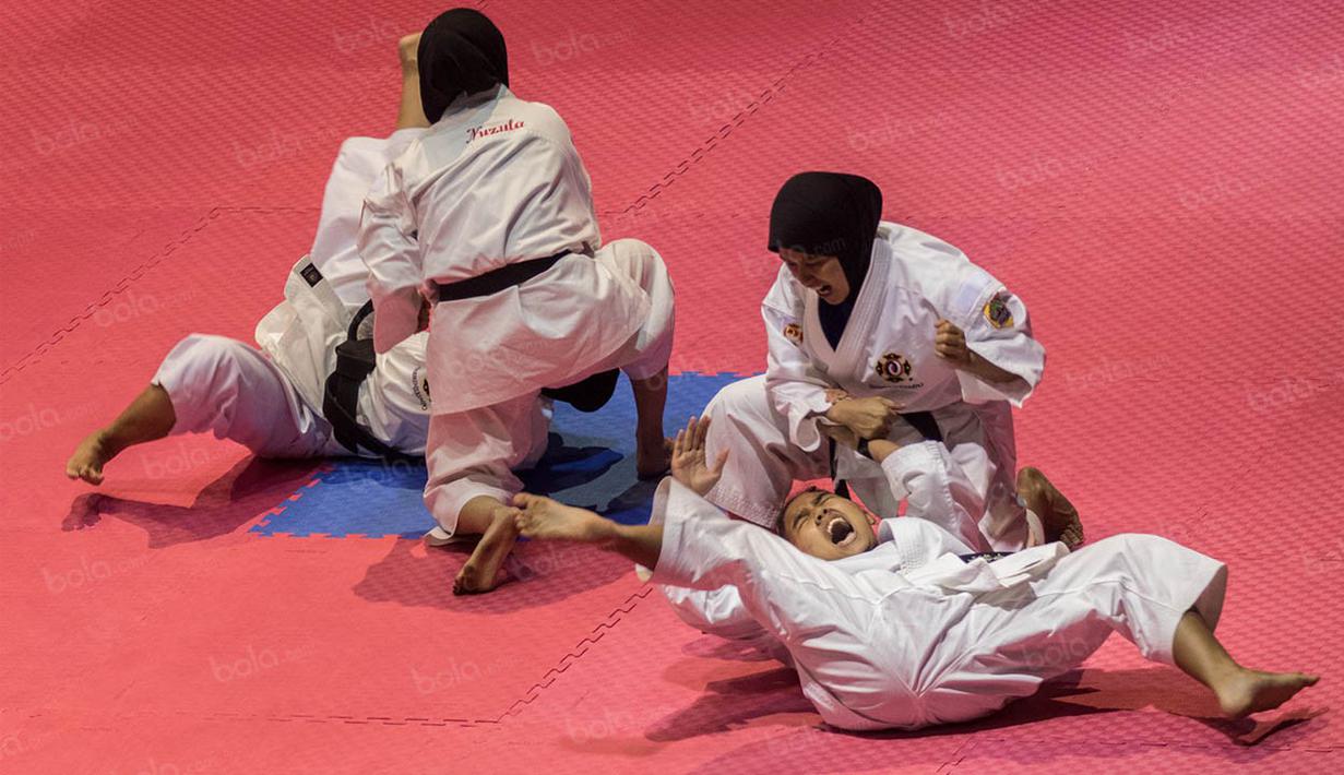 Penampilan tim kempo beregu putri Jawa Tengah pada kelas embu. Para wanita memperagakan jurus bantingan. (Bola.com/Vitalis Yogi Trisna)