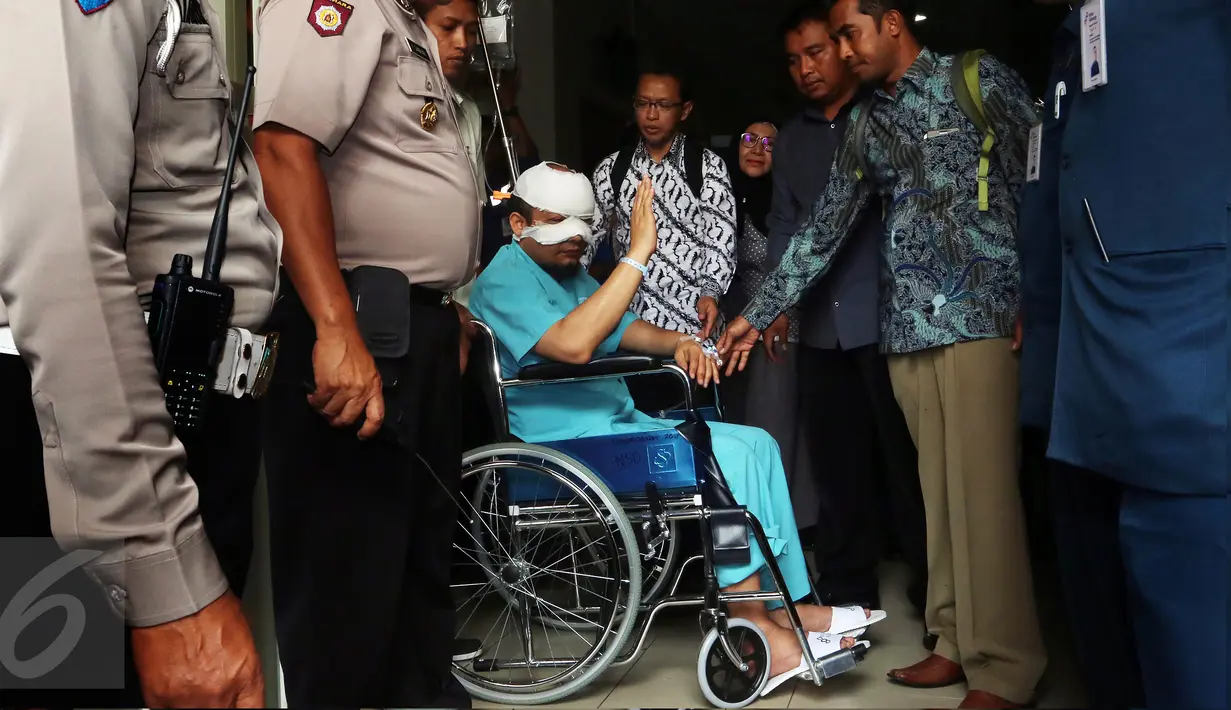 Penyidik KPK, Novel Baswedan saat akan dipindahkan dari Rumah Sakit Mitra Keluarga Kelapa Gading, Jakarta, Selasa (11/4). Novel Baswedan akan menjalani perawatan intensif di Rumah Sakit Mata Jakarta Eye Center(JEC), Menteng. (Liputan6.com/Johan Tallo)
