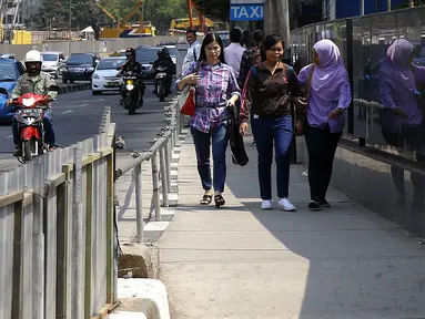 Pejalan kaki Albertan di trotoar kawasan Sudirman-Thamrin, Jakarta, Senin (7/9/2015). Gubernur DKI Jakarta Basuki Tjahaja Purnama berencana melebarkan trotoar dan menjanjikan insentif bagi pemilik gedung di kawasan tersebut. (Liputan6.com/Yoppy Renato)