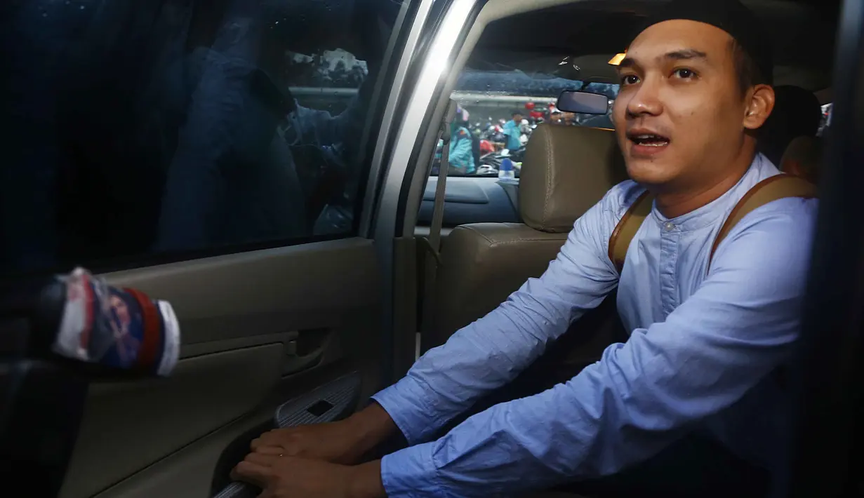 Egi John membantah kalau kemarahan dirinya dipicu lantaran kisah cintanya diputusin oleh Marshanda. Seperti diketahui, beberapa waktu lalu, Marshanda menjelaskan bahwa Egi marah lantaran tidak terima diputusin. (Nurwahyunan/Bintang.com)