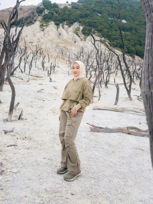Dalam fotonya Ririe tampil boyish dengan sepatu gunungnya yang senada dengan pakaiannya. [Foto: Instagram/ririe_fairus]