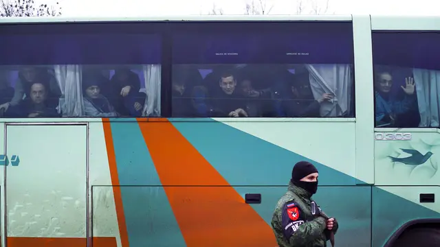 Pasukan dari pihak separatis mengawal bus yang membawa tahanan yang dilepaskan dari pihak Pemerintah Ukraina di Horlivka (27/12/2017).