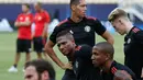 Para pemain Manchester United saat mengikuti sesi latihan di Philip II Arena di Skopje, Macedonia, (7 /8). MU akan bertanding melawan Real Madrid pada final Piala UEFA Super Cup 2017. (AP Photo / Boris Grdanoski)