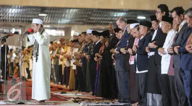 Wakil Presiden Jusuf Kalla mendampingi Presiden Turki Reccep Tayyip Erdogan saat shalat Jumat di Mesjid Istiqlal, Jakarta, Jumat (31/7/2015). Erdogan berada di Indonesia selama tiga hari dalam rangka kunjungan kenegaraan. (Liputan6.com/Faizal Fanani)