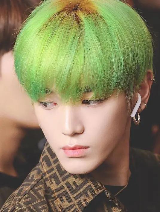 Begini salah satu inspirasi warna rambut unik dan nyentrik ala Taeyong. Dengan warna hijau terang, idol kelahiran 1 Juli 1995 tetap tampan bak tokoh utama manga. Taeyong sendiri pamerkan warna rambut terbarunya ini saat ia berada di bandara bersama member.(Liputan6.com/IG/@taeyongsment)