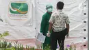 Petugas medis berbincang saat melakukan pemeriksaan mandiri virus corona COVID-19 di rumah sakit rujukan RSUD Pasar Minggu, Jakarta Selatan, Kamis (26/3/2019). Pemeriksaan diikuti oleh Orang Dalam Pemantauan (ODP), Pasien Dalam Pengawasan (PDP), dan suspect. (Liputan6.com/Herman Zakharia)