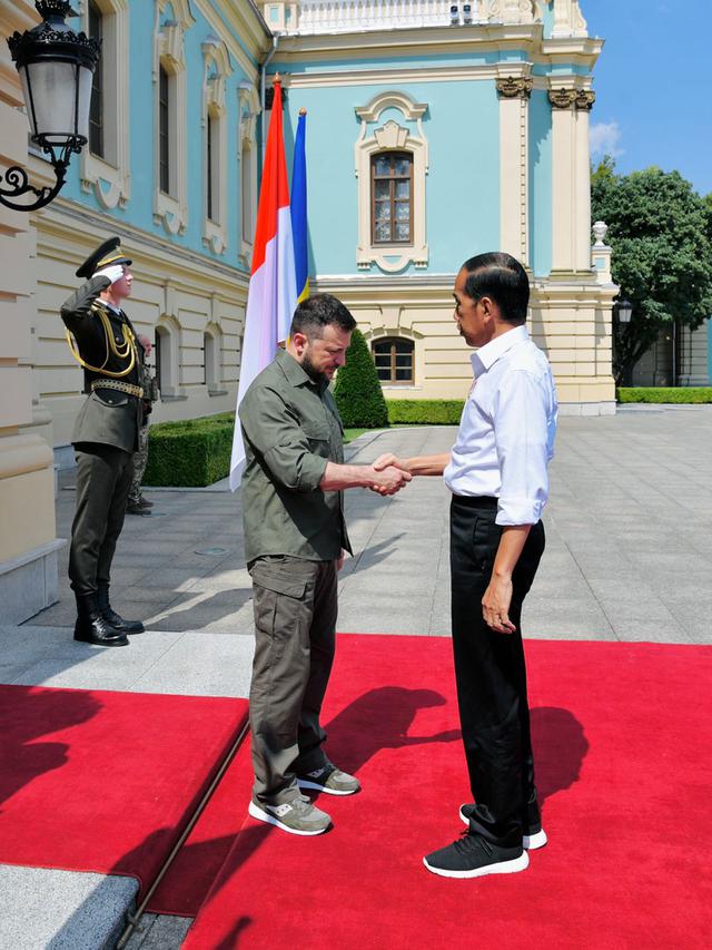FOTO: Presiden Jokowi Disambut Presiden Zelenskyy di Istana Maryinsky