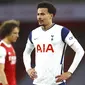 Pemain Tottenham Hotspur, Dele Alli, tampak lesu usai ditaklukkan Arsenal pada laga Liga Inggris di Stadion Emirates, Minggu (14/3/2021). Arsenal menang dengan skor 2-1. (Julian Finney/Pool via AP)