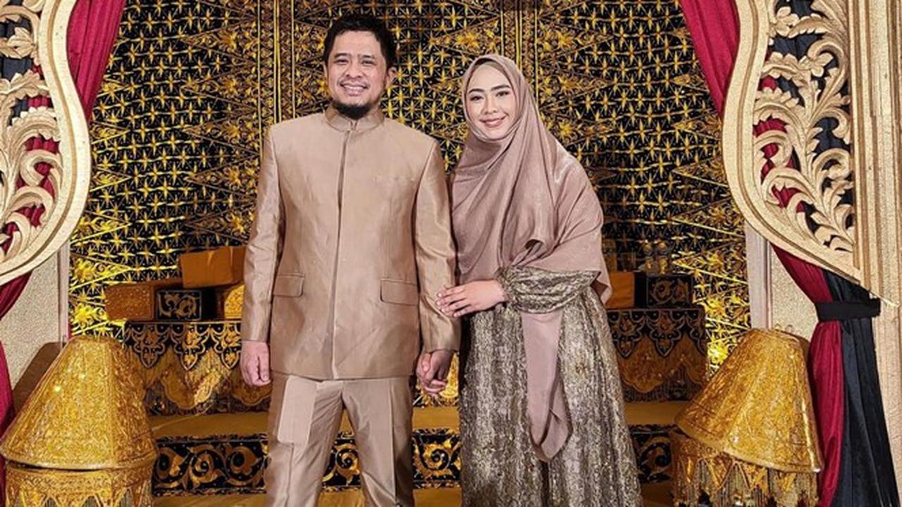 7 Potret Oki Setiana Dewi dan Suami yang Jarang Tersorot, Mesra Banget