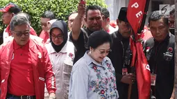 Ketum PDIP Megawati Soekarnoputri (tengah) didampingi Sekjen PDIP Hasto Kristiyanto (kiri) saat melepas bantuan untuk korban gempa dan tsunami Palu di Jakarta, Senin (8/10). PDIP memberi bantuan bahan pangan sebanyak 61 ton. (Liputan6.com/Herman Zakharia)
