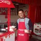 Yadi Purnama Alam (44), CEO Baso Aci Ciomy, tengah menunjukan dua varian baru baso aci Cimoy di gerai barunya Warung baso Aci Ciomy, Jalan Otista Tarogong Garut, Jawa Barat (Liputan6.com/Jayadi Supriadin)