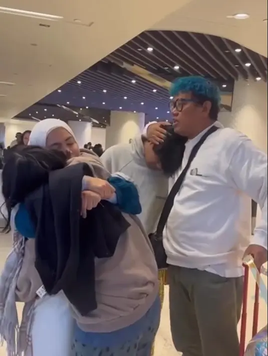 Tidak sedikit netizen ikut terharu dengan perpisahan mereka. Banyak yang memuji pasangan ini karena bisa membentuk anak-anaknya mandiri. Meski dikenal sebagai anak orang kaya, keduanya tak gengsi mendapatkan uang tambahan dengan jualan. [Instagram/astridkuya]