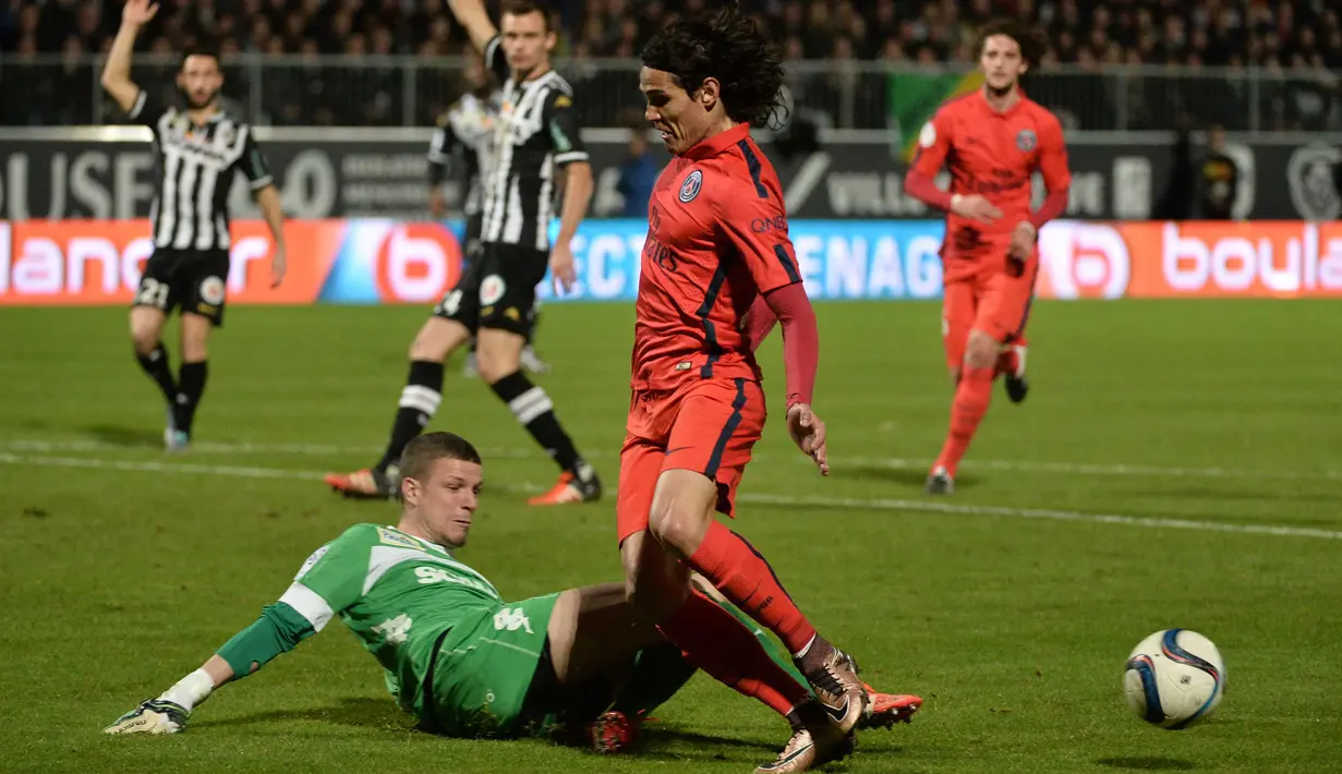 Kiper Angers, Ludovic Butelle (kiri) berebut bola dengan pemain Paris Saint-Germain, Edinson Cavani (kanan) pada lanjutan Ligue 1 di Sstadion Jean Bouin, Angers, France.  (AFP Photo/Jean Francois Monier) 