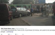 Tabrakan bus Transjakarta-commuter line, 3 orang luka-luka