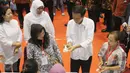 Presiden Jokowi melihat proses penggunaan Kartu Keluarga Sejahtara (KKS) untuk berbelanja bahan pokok di e-warong, di Jakarta, Kamis (23/2). E-warong merupakan agen bank pemerintah yang tergabung dalam Himpunan Bank Negara. (Liputan6.com/Angga Yuniar)