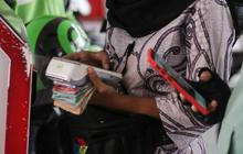 FOTO: Petugas di SPBU Ini Tampil Beda Melayani Pelanggan di Hari Batik Nasional