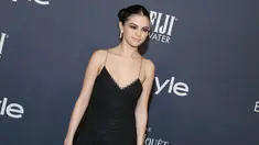 Penyanyi Selena Gomez berpose saat menghadiri acara InStyle Awards 2017 di The Getty Center Getty Center, Los Angeles, California, (23/10). Selena Gomez tampil cantik dengan gaun hitam seksi. (Jonathan Leibson/Getty Images for FIJI Water/AFP)