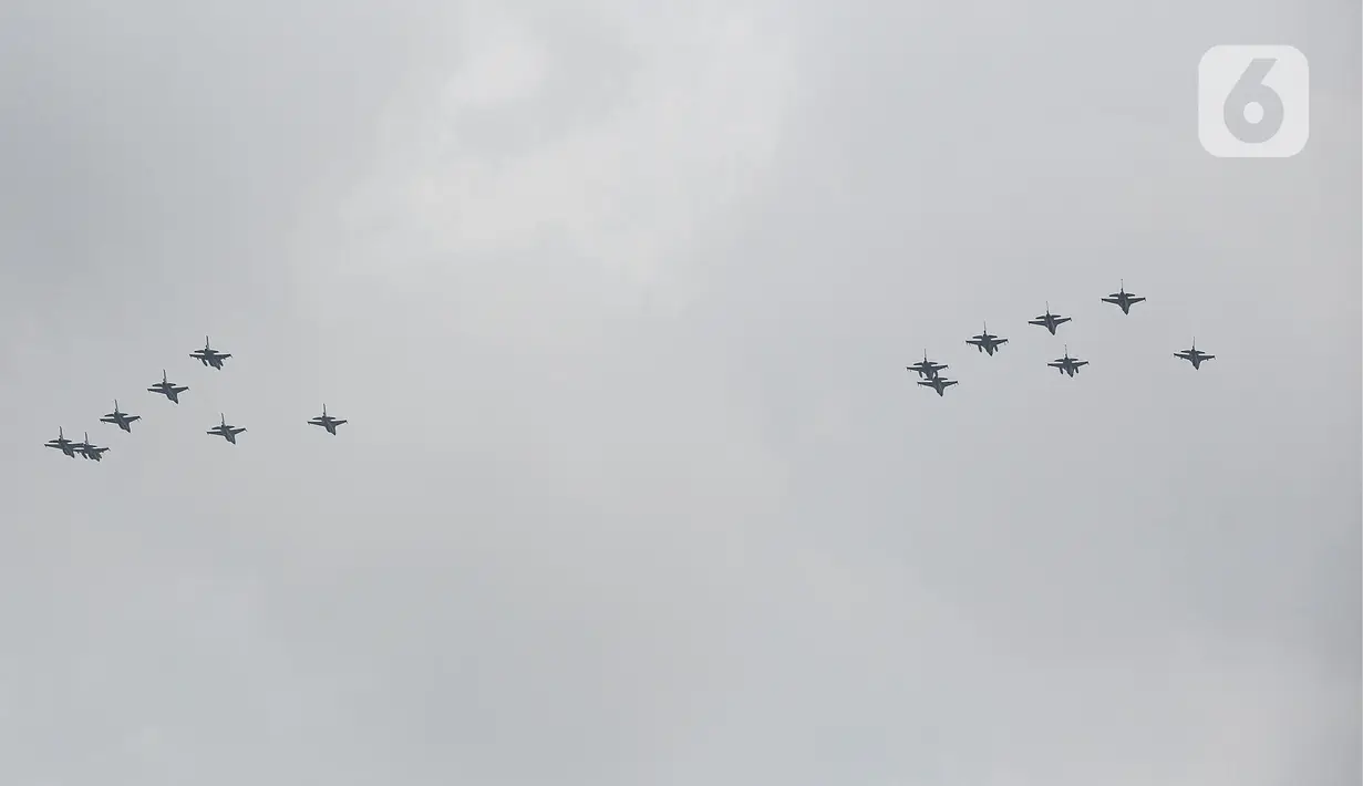 Pesawat tempur F-16 TNI AU terbang melintas di atas Istana Merdeka saat upacara peringatan detik-detik proklamasi di Jakarta, Rabu (17/8/2022). Aksi pesawat tempur TNI AU tersebut untuk memperingati Hari Ulang Tahun ke-77 Republik Indonesia. (Liputan6.com/Faizal Fanani)