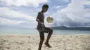 Pesepak bola SSB Tulehu Putra, Alghy Nahumarury, mengolah bola saat latihan di tepi Pantai Tial, Maluku, Rabu (16/11/2017). Dirinya merupakan salah satu pemain muda berbakat dari Negeri Tulehu. (Bola.com/Vitalis Yogi Trisna)