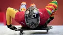 Atlet balap kereta salju, Akwasi Frimpong dari Ghana memulai sesi latihan pada Olimpiade Musim Dingin Pyeongchang 2018 di Olympic Sliding Center di Pyeongchang, Korsel (21/2). Akwasi memakai helm dengan design kepala harimau. (AFP Photo/Mark Ralston)