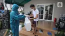 Petugas membagikan makanan untuk pasien virus corona di Rumah Lawan Covid-19 (RLC), Tangerang Selatan, Kamis (5/8/2021). Sudah dua pekan terakhir pasien Covid di RLC mengalami penurunan hingga 70 persen dari semula 300 pasien kini hanya 113 pasien. (merdeka.com/Arie Basuki)