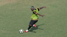 Aksi Boaz Solossa melakukan tembakan saat sesi latihan Persipura Jayapura di Lapangan ABC Senayan, Jakarta, (9/5/2018). Persipura akan bertandang kemarkas Persib Bandung 12 mei 2018. (Bola.com/Nick Hanoatubun)