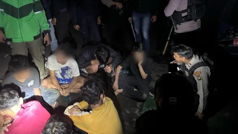 Polisi membekuk sembilan orang remaja yang diduga hendak melakukan tawuran di Jalan Tomang Raya, Grogol Petamburan, Jakarta Barat pada Minggu (10/3/2024).
